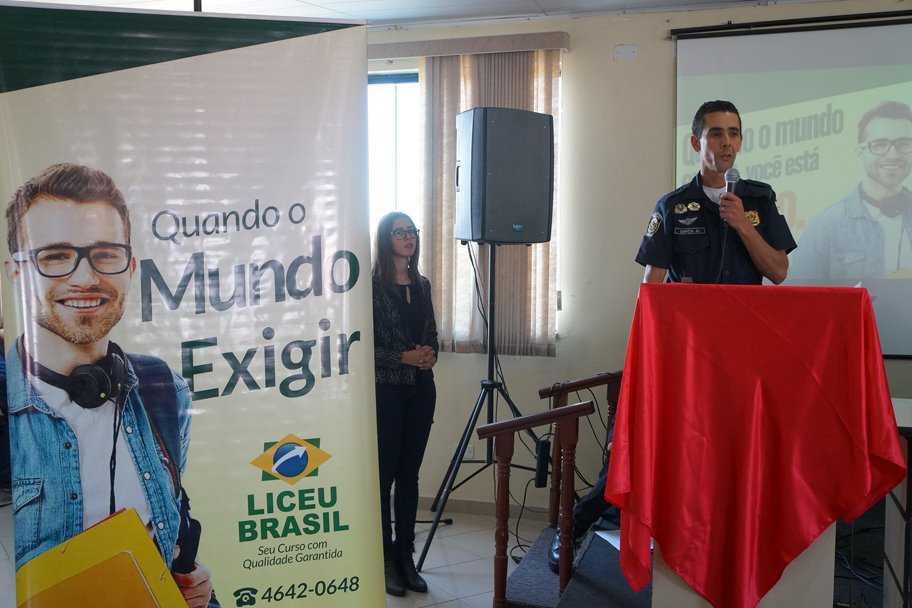 Ramiro Garcia discursa para os jovens da Guarda Mirim.