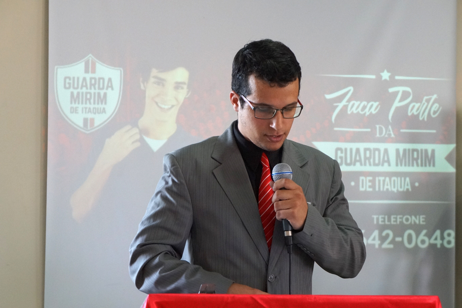 O coordenador Eduardo Ribeiro discursa sobre a formação dos jovens da Guarda Mirim de Itaquá