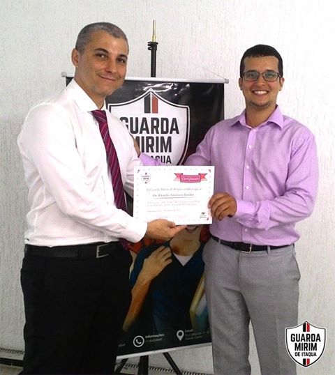 Dr. Eliardo Jordão recebe o certificado das mãos do coordenador Eduardo
