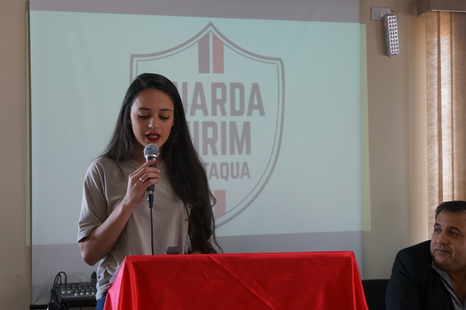 Ingrid Oliveira lê o juramento da Guarda Mirim de Itaquá