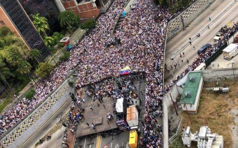 Centenas de milhares vão às ruas na Venezuela