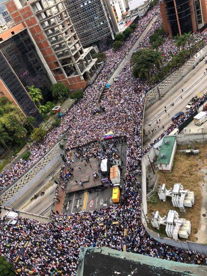 Centenas de milhares vão às ruas na Venezuela